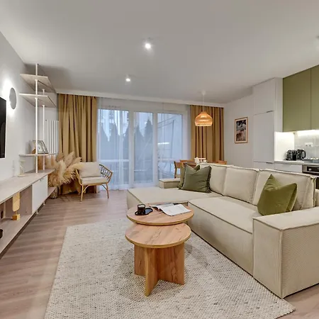 Riverfront & Parking By Downtown Apartment *