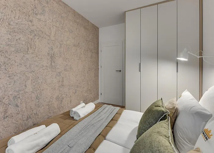 Riverfront & Parking By Downtown *