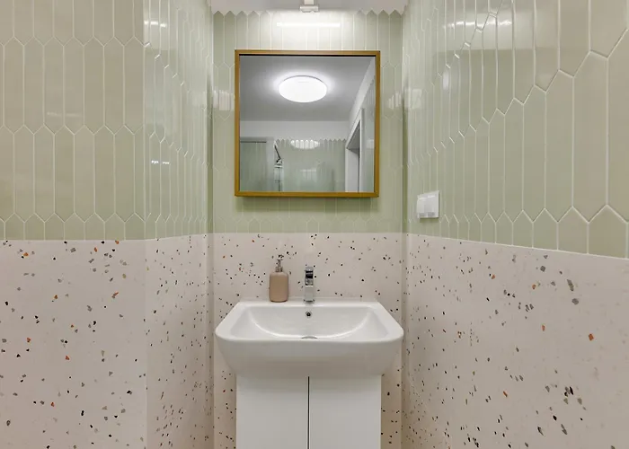 Riverfront & Parking By Downtown *