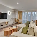 Riverfront & Parking By Downtown Daire