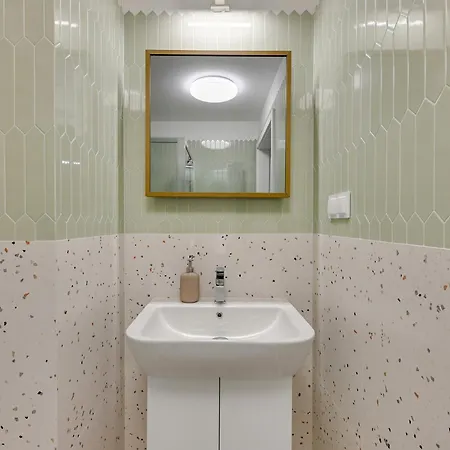 Riverfront & Parking By Downtown *